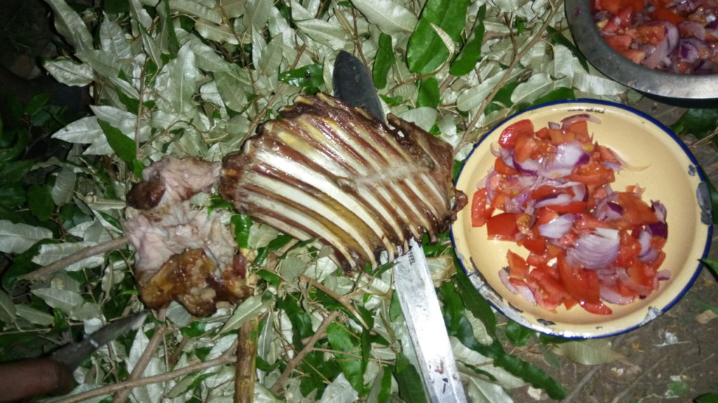 Crispy goat ribs with a very delicious tomato-onion salad called "Kachumbari" - the perfect barbecue.